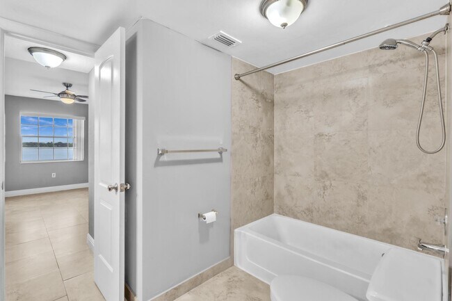 Building Photo - 2811 N Oakland Forest Dr