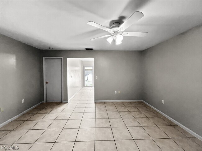 Building Photo - 2704 Owen Ave S