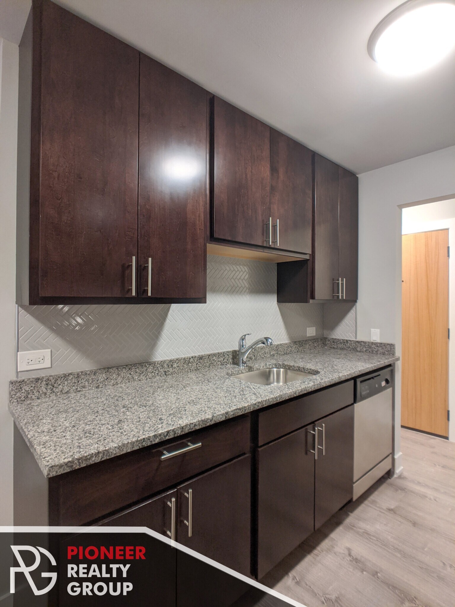 Building Photo - 542 W Surf St