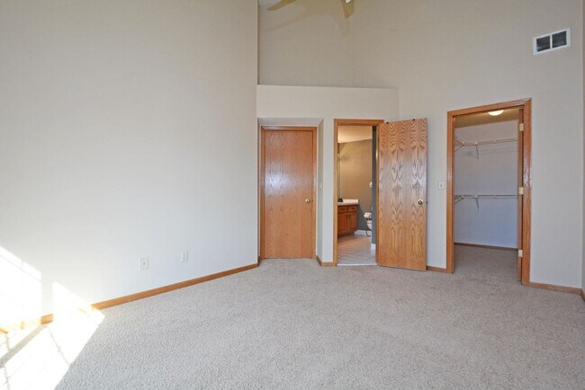 Building Photo - Beautiful 2-Bed 1.5-Bath Available Now in Plymouth!