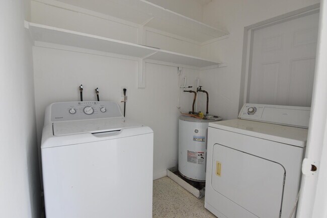 Building Photo - 2472 NE 5th Ave