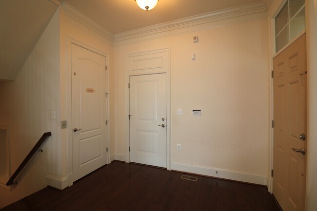 Building Photo - SHORT TERM LEASE AVAILABLE -- Luxury TH in Bethesda - 4 bed + 3.5 ba - Elevator TH in Gated commu...