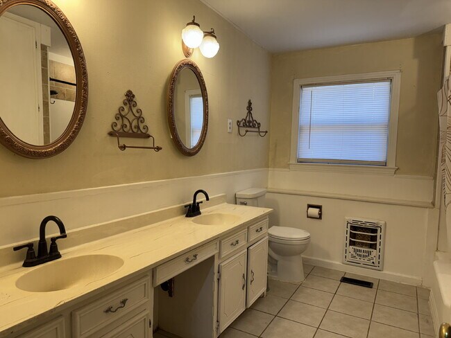 Building Photo - "Charming 2-Bed Home with Gleaming Hardwood Floors in Central Lubbock – 1274 Sq. Ft. of Cozy Livi...