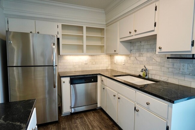 Building Photo - 2 Bed 2 Bath in Desirable Green Hills!