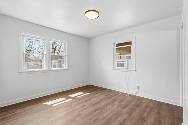 Building Photo - 1 Bedroom | 1 Bathroom | House with Carport | Located on a Quiet Street| Lawn Care and Trash Incl...