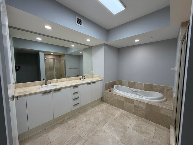 Building Photo - 15051 Royal Oaks Ln
