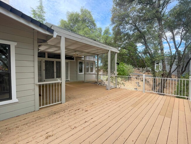 Building Photo - Lake view 3 bedroom, 3 bath plus office in...