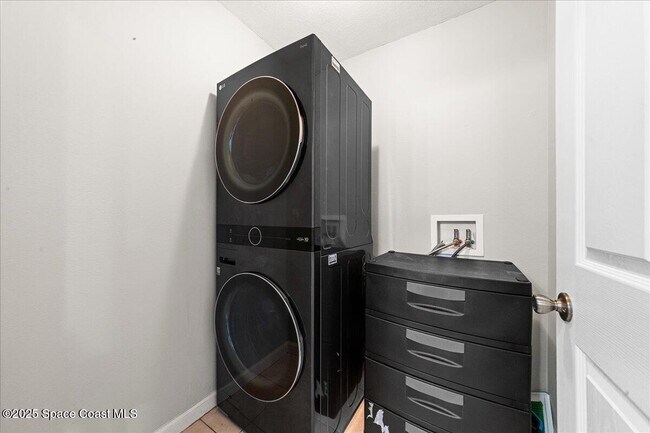 Building Photo - 1345 Lara Cir