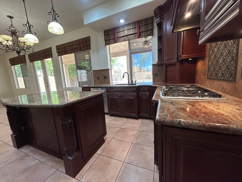 Building Photo - 9885 S La Rosa Dr