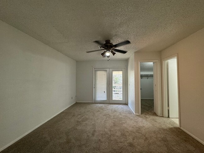 Building Photo - 1825 Sq Ft- 3 Bed/2Bath Duplex- All Appliances Included