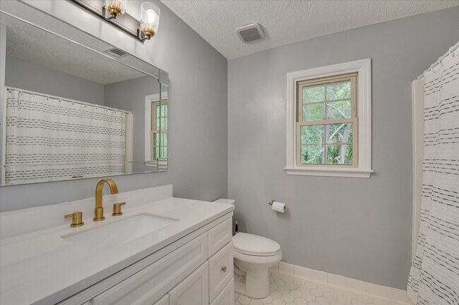 Building Photo - 4 bedroom 3 full bathroom home in heart of...