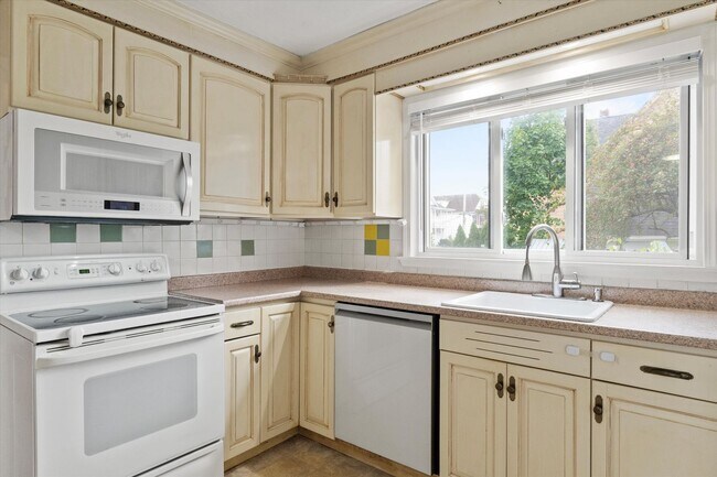 Building Photo - 164-162 Alsace St