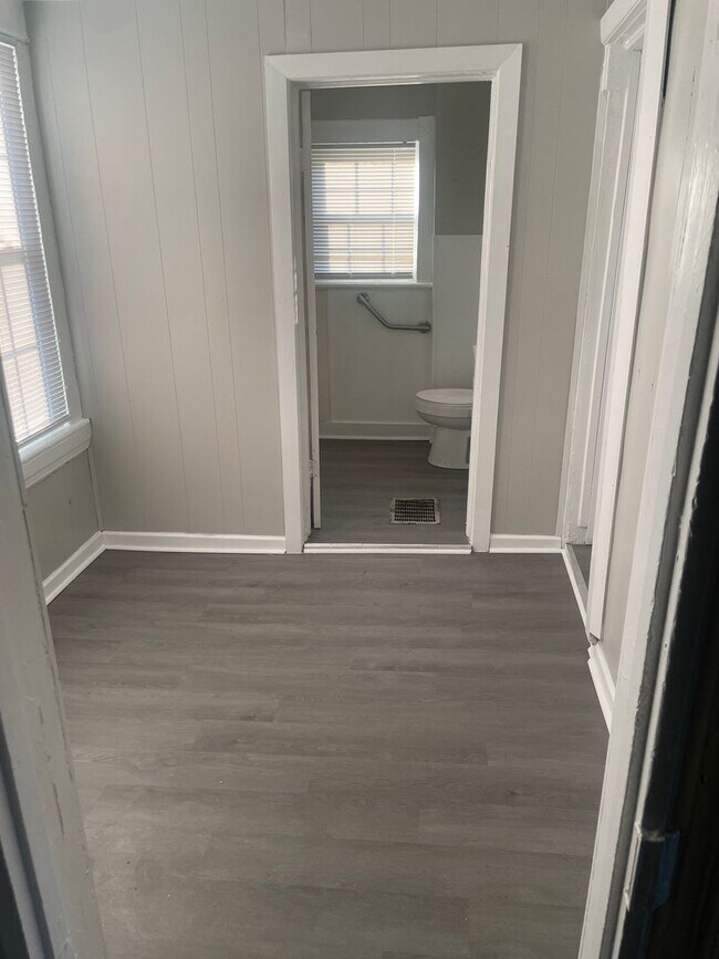 Building Photo - 3 br 1 bath house for rent