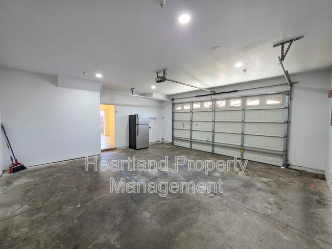 Building Photo - 690 N Grape St