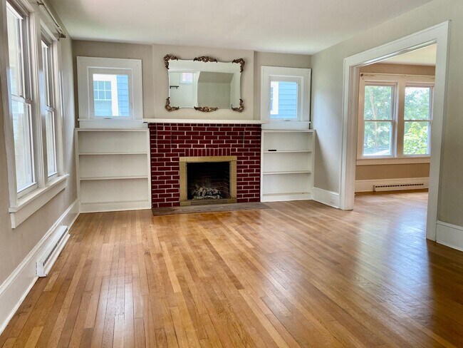 Building Photo - North Asheville - Renovated 1020's Charmer!
