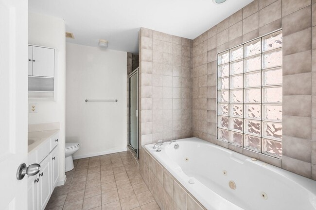 Building Photo - Awesome 2BE/2.5BA duplex Incredible location near Vanderbilt University!