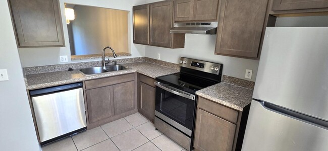 Building Photo - 136 Pine Island Cir