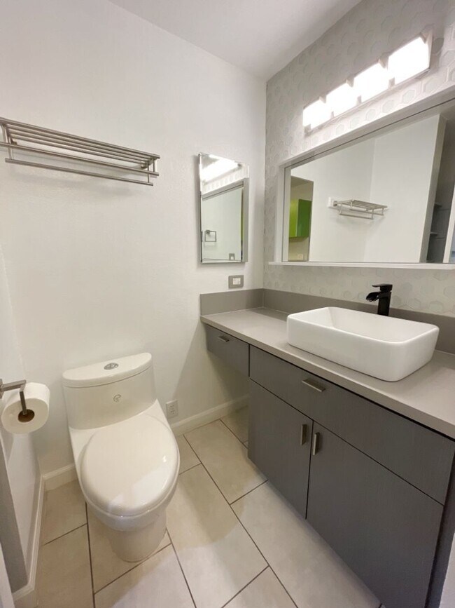 Building Photo - Waipio Gentry 2 bed, 1 bath, 2 parking wit...