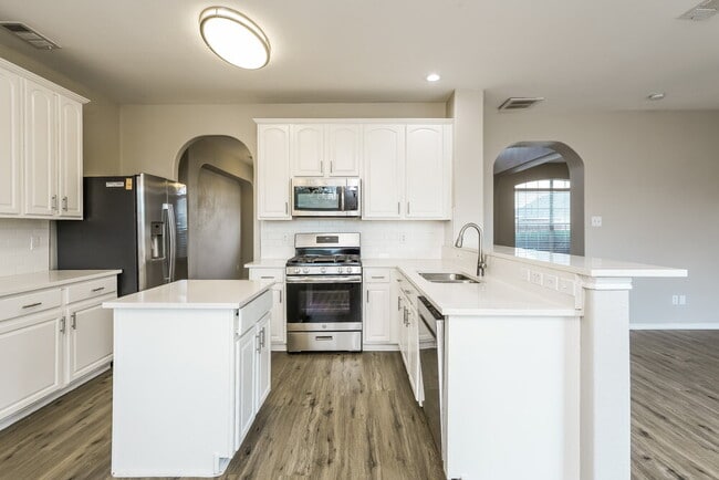 Building Photo - 521 Roundrock Ln