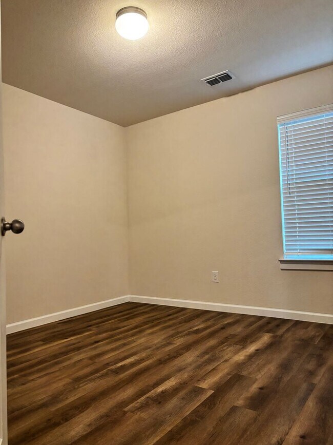 Building Photo - The Perfect Blend of Space & Location – 5 Beds Near Alliance