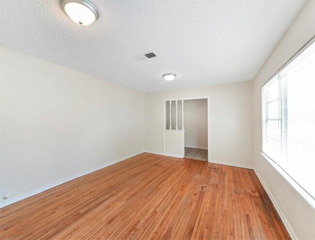 Building Photo - 1306 Briarwood Dr