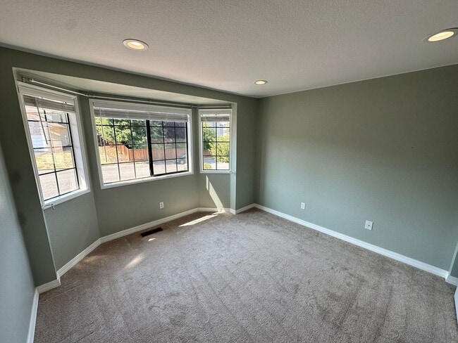 Building Photo - Stunning large 3 bedroom home in West Aubu...