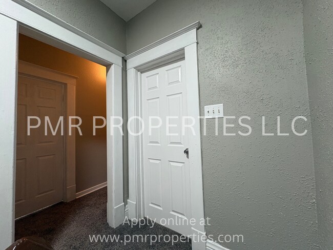 Building Photo - 3 Bedrooms / 1.5 Bathroom House