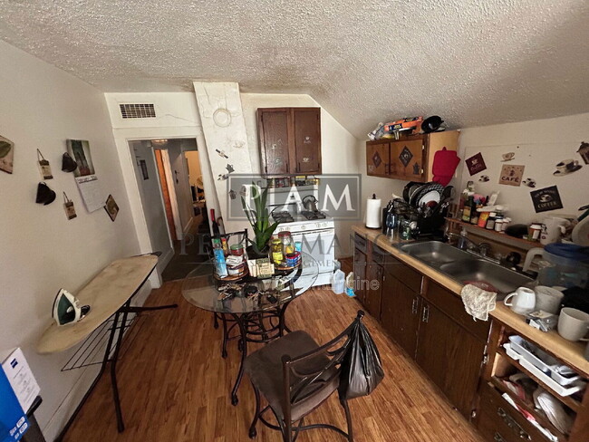 Building Photo - 823 Yout St