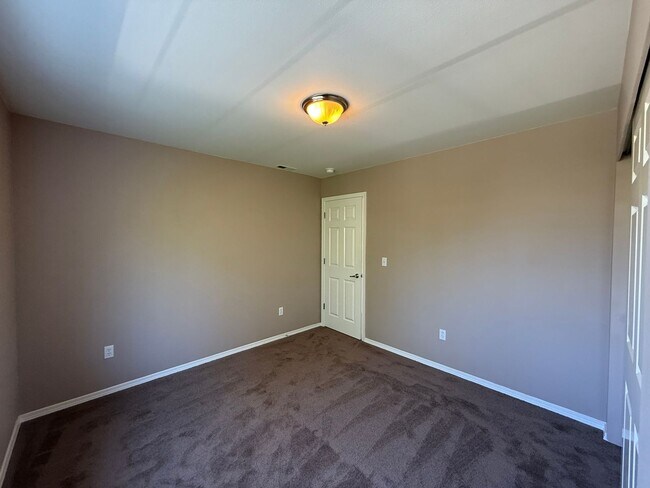 Building Photo - Spacious 4 Bed 3 Bath Home in a Prime Loca...