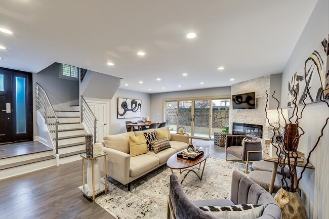 Building Photo - 1150 W Dickens Ave