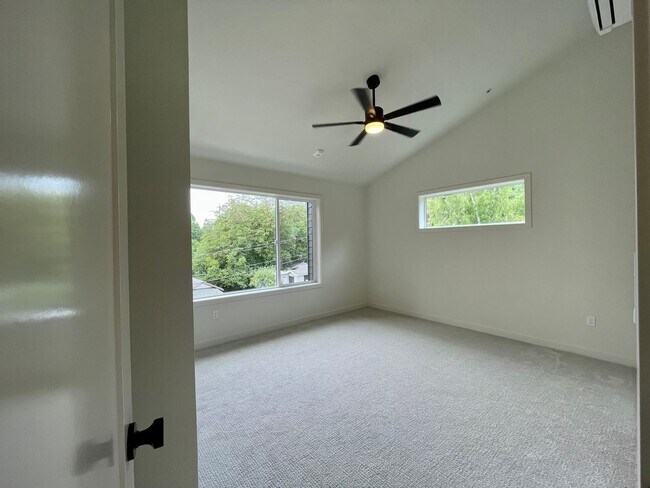 Building Photo - Sellwood-Moreland 2 Bedroom 2.5 Bath BRAND NEW Condo Convienent to OHSU~ Includes A/C and Washer ...