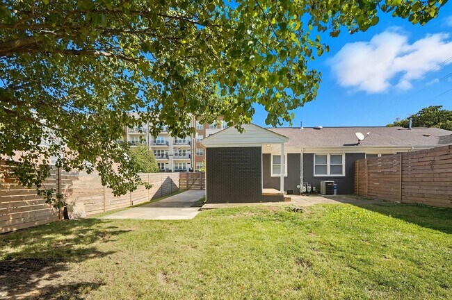 Building Photo - Beautifully Renovated 3-Bedroom with Fence...