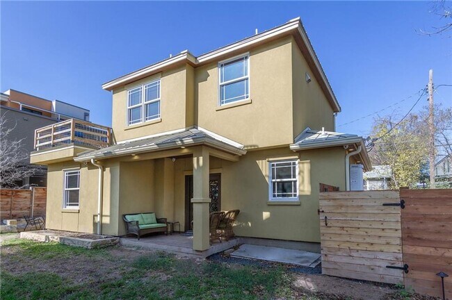 Building Photo - 1 bedroom In Unique Duplex East of Downtown