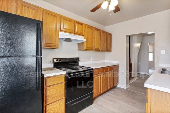 Building Photo - 2 Bedroom, 1 Bath, Central Air Conditioning, Washer Dryer in unit.