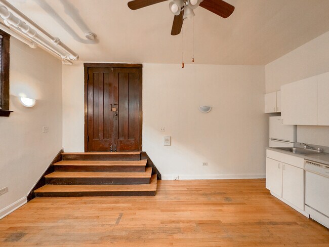 Building Photo - 821 W Waveland Ave