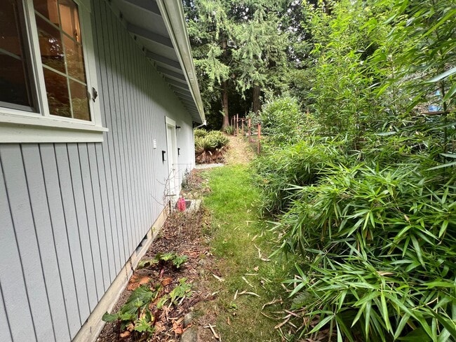 Building Photo - 3 Bed, 2 Bath with Garage in Sudden Valley