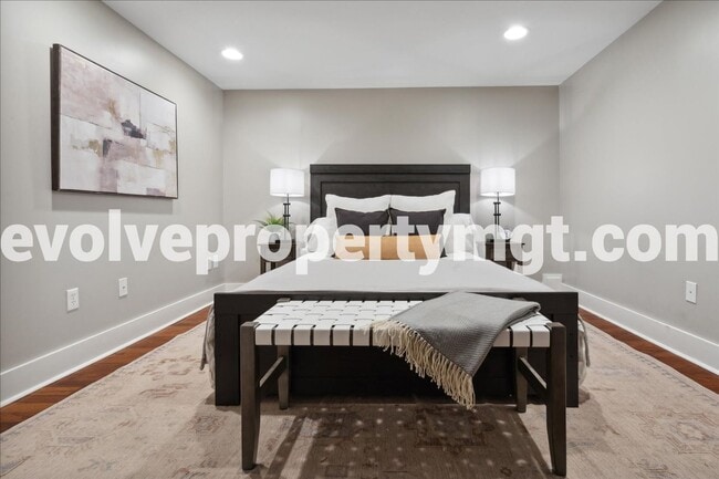 Building Photo - Downtown Living at Its Finest – Spacious 2...