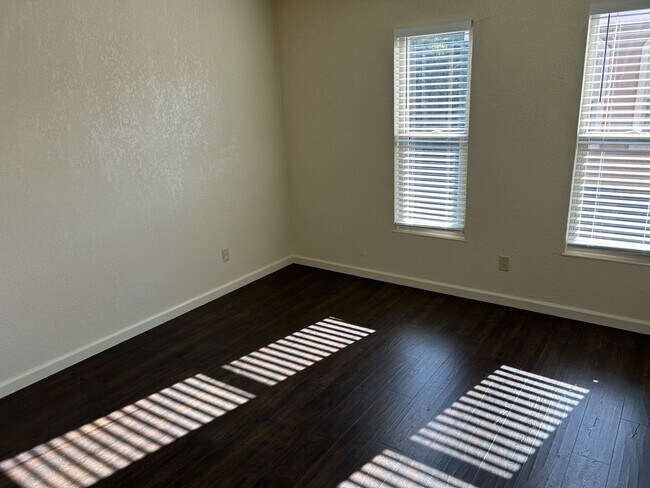 Building Photo - Spacious Townhome in Desirable Fairfield Area