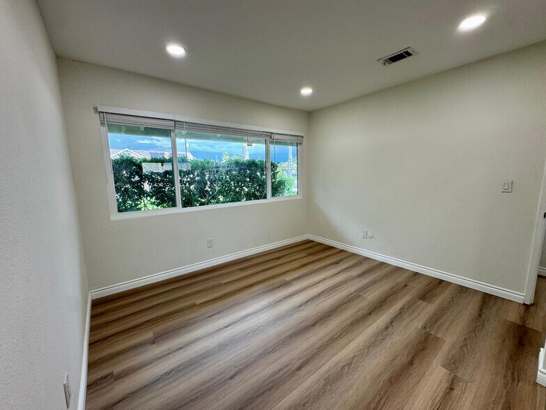 Building Photo - 251 E Heather St