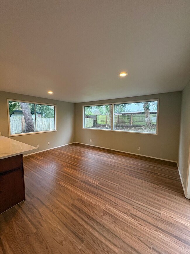 Building Photo - 4 Bedroom 1.5 Bathroom House In Bellevue Lake Hills