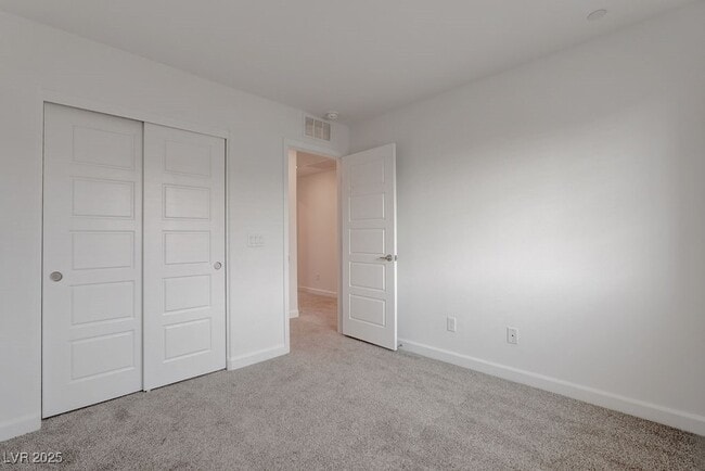 Building Photo - 933 Watford Pl