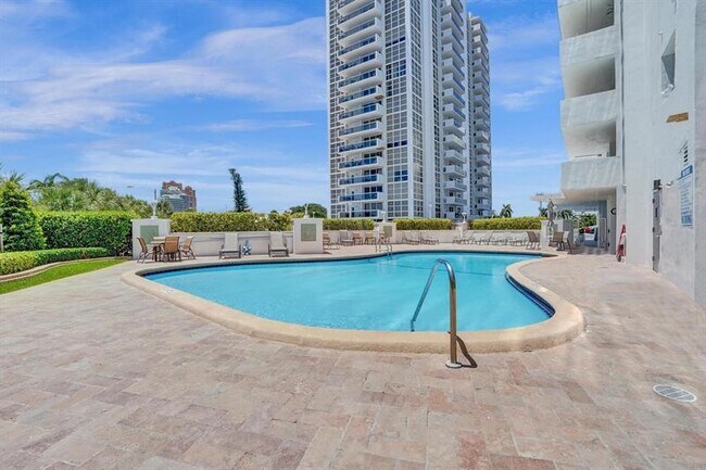 Building Photo - 2715 N Ocean Blvd