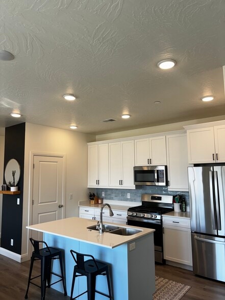 Building Photo - 5801 S Garnet Dr