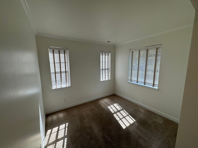 Building Photo - Gorgeous 3 bedroom 3 bathroom home in Mill Creek AVAILABLE NOW