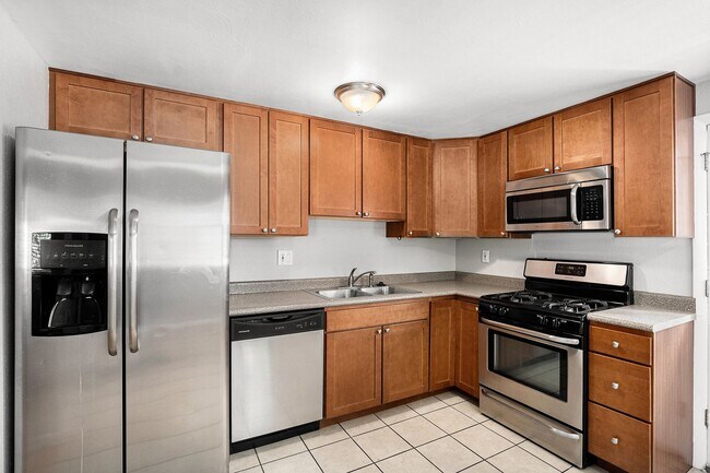 Building Photo - Spacious 4BR with bonus space and a 2 car garage in the heart of Sunnyside!
