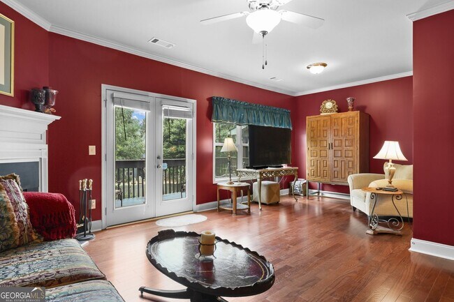 Building Photo - 423 Royal Cres Ln E