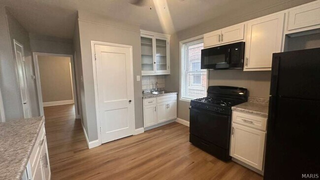 Building Photo - 5042 Pernod Ave