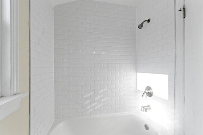 Building Photo - 2063 Inchcliff Rd