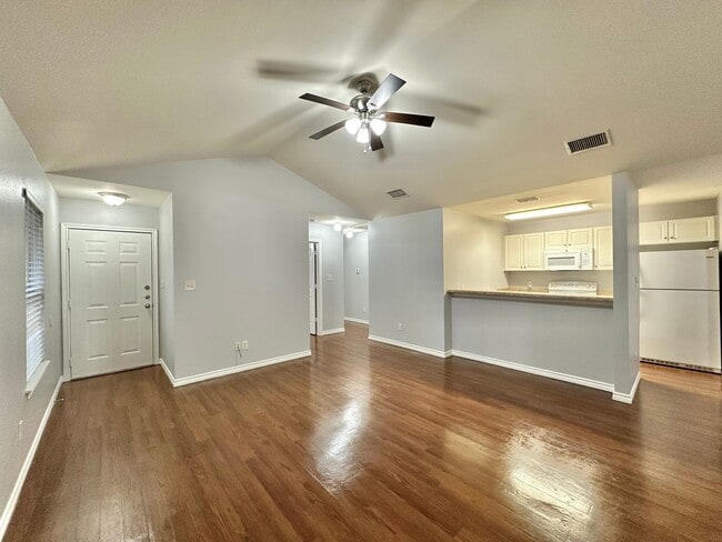 Building Photo - 3 Bedroom 2 Bath Duplex at Mansion Creek in Tyler! 1/2 off first full months rent