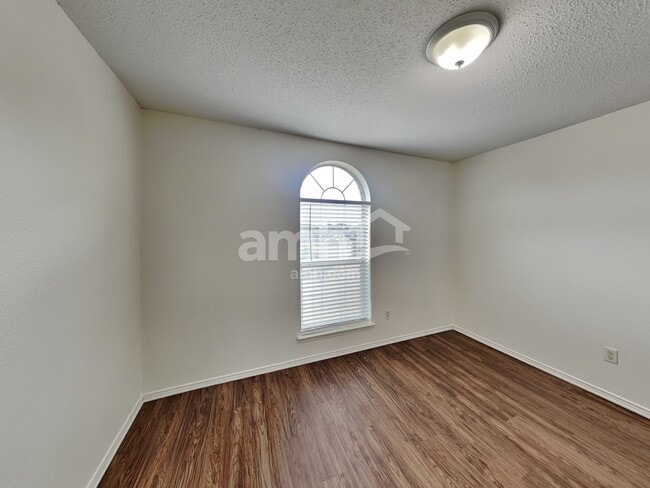 Building Photo - 1801 Wolf Creek Dr